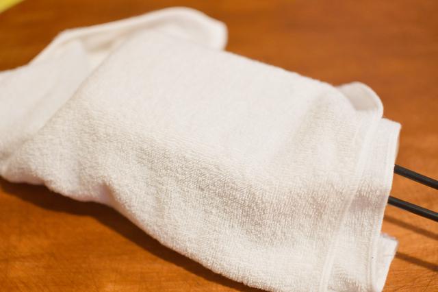 画像: 火が消えたら、蒸らし。タオルで包んでるけど、保温できれば袋でもなんでも良いです。自分は包んでからひっくり返すけど、別にひっくり返さなくても良い気もする。