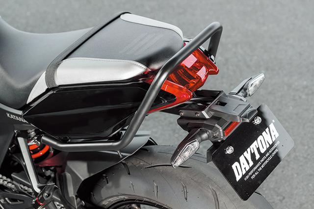 画像: タンデムライダーの姿勢維持はもちろん、荷掛けフック装備でリヤバッグの装着に対応するグラブバー(1万2500円+税)はツーリング派に嬉しいアイテムだ。