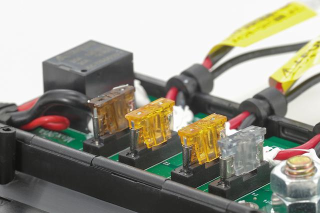 画像: 汎用の低背ブレードヒューズの交換で必要なアンペア数に設定変更もできる。本品は主電源をバッテリーから直接取ることで、純正電装機器への負担を軽減しながら高出力を可能としているという。