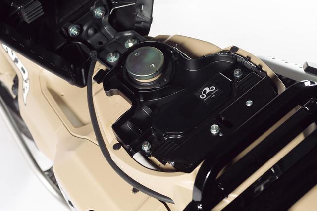 画像: 燃料タンク容量は5.3Lを確保し、行動半径を一層広げてくれる(スーパーカブ C125の燃料タンク容量は3.7L)。ちなみにWMTCモードでの燃費は67.2km/Lだ。
