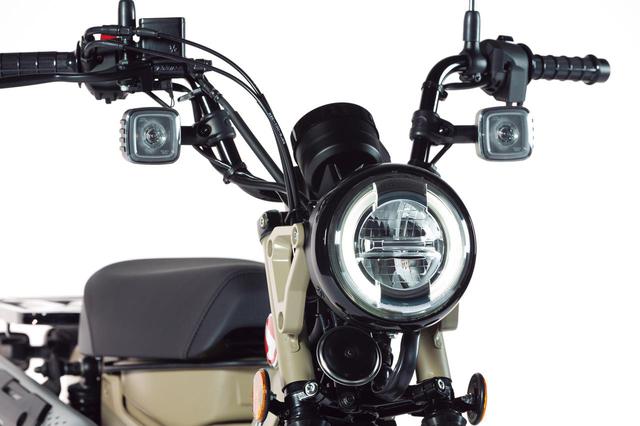 画像: リング状のLEDポジションランプの中に、上下2段式のLEDヘッドライトをセット。ウインカーは大きな角形デザインのLEDだ。