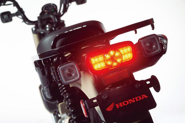 画像: LEDテールランプはCB1100用に近いデザイン。プロトタイプのLEDウインカーはオレンジレンズだったが、市販型ではクリアレンズを採用。