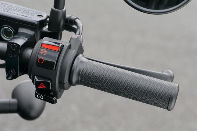 画像: 大型のライト切り替えスイッチとキルスイッチは従来型から踏襲されている。