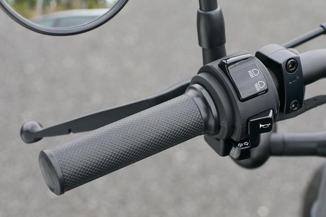 画像: アシストスリッパークラッチの新採用や、レバーの形状変更でクラッチ操作が軽くなった。