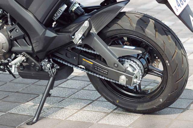 画像: リアサスペンションは高張力鋼製バックボーンフレームの中心から右にオフセットして装着される。リアディスクもペータルタイプ。