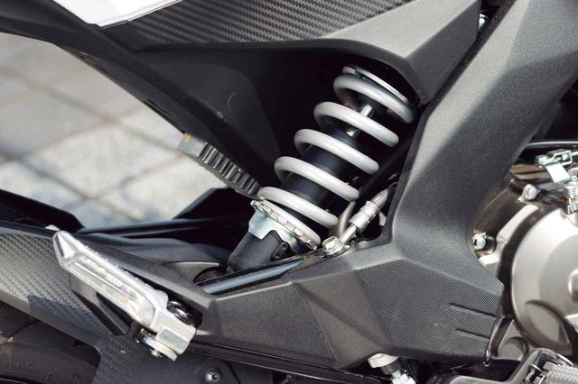 画像: プリロード調整機構つきのモノショックを車体の右サイドにオフセットマウント。スプリング色はシルバーだ。