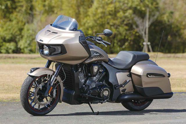 画像: Indian Motorcycle Challenger Dark Horse 総排気量:1768cc 最高出力:122HP/最大トルク:18.15㎏-m/3800rpm 税込価格:364万8000円(ブラック)/368万8000円