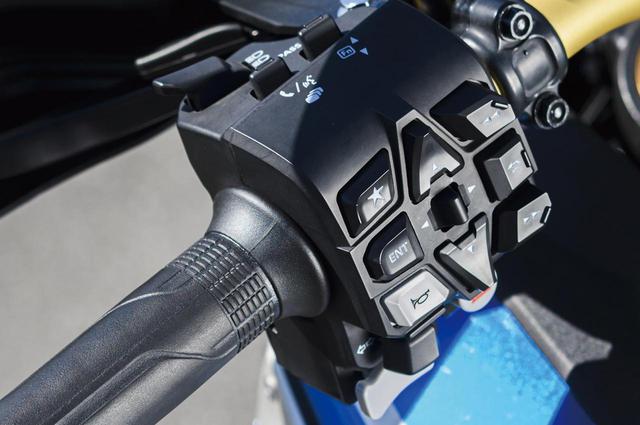 画像: DCT仕様車の左ハンドルスイッチ。モード変更や設定を行う。「ENT」でメニューを呼び出し、十字キーでセレクト、バックスイッチ、bluetooth接続のオーディオの曲送り/巻き戻しスイッチも配置される。さらにマニュアルミッションモードでのシフトアップ/ダウンボタン、AppleCarPlay接続時の会話用音量スイッチもある。右スイッチにはキルスイッチ、DCT振り分けスイッチ、クルーズコントロールボタンがある。