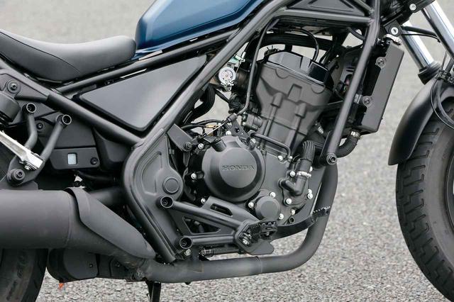画像: CBR250RベースのDOHCシングルは26PSを発揮。軽快な走りに大きく貢献する。この2020年モデルで、アシストスリッパークラッチが追加された。