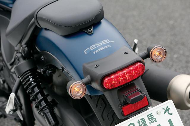 画像: シンプルな角形のテールランプは、従来のイメージを残しながらオーバル形状のLEDに変更。ウインカーもLEDとなった。