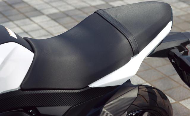 画像: テールカウルぎりぎりまで伸ばしたシートは、コンパクトな車体ながら十分な長さを確保。ライポジの自由度を高めている。