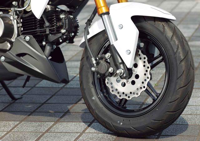 画像: ブレーキはΦ220mm径のペータルディスクに片押しキャリパー。フロントフォークはインナーチューブ径φ30mmの倒立。