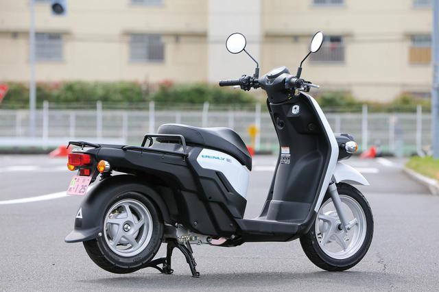 画像: マフラーがないことと6角形デザインのLEDヘッドライト以外、外観はガソリン車のベンリィと同じ。ボディカラーはホワイト。リアの大きな荷台もガソリン車と同様。販売は法人向けのみで、基本セットにはバッテリーパックと充電器が2個ずつ含まれる。