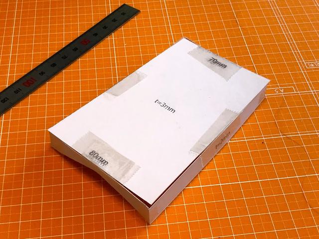 画像: 厚紙にプリント。前回買ったオレンジのマットが今回も大活躍です。