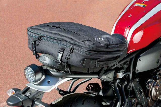 画像: 付属のXベルトを使えばシートバッグに。走行中はシートに装着しておき、バイクから離れたら背負って移動、という使い分けが可能。