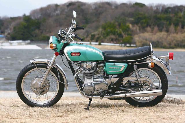画像: XS1開発のキーワードは「フレキシブルな高性能」と「350㏄なみの軽快なフィーリング」。現GKダイナミクスの手による車体デザインも出色の出来栄え。ツインならではのスリムさをさらに際立たせるフォルムは、現在の目で見ても美しい。サイドカバーはアメリカ車であるムスタング・マッハ1のサイドエアインテークをイメージしたと言われている。