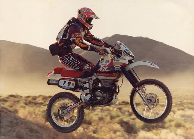 画像: 1995年、ネバダラリーで勝った時に乗っていたXR。BAJA1000を走ったホンダのワークスマシンに刺激を受けて、2か月かけて自作したカウルがポイント。
