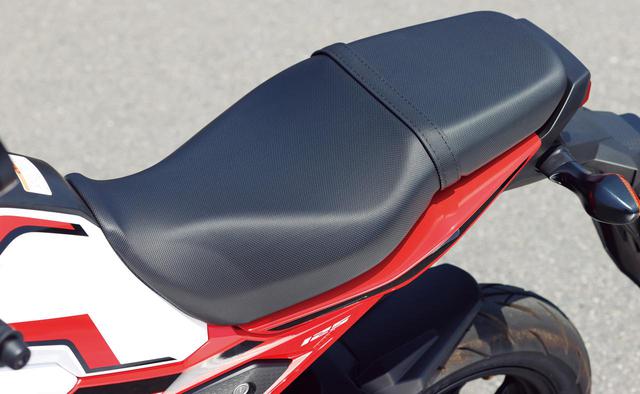 画像: コンパクトなシートサイズながら、ライダー側は十分な広さの座面を確保。シート自体も肉厚で、座り心地もなかなか快適。