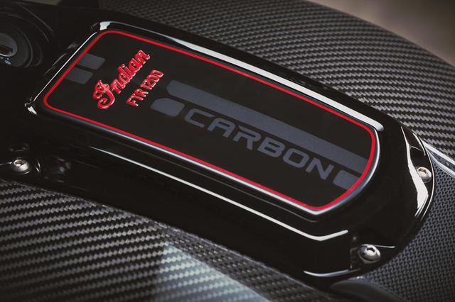 画像1: カーボンファイバーのタンク上部には「CARBON」専用のロゴマークが入っています。