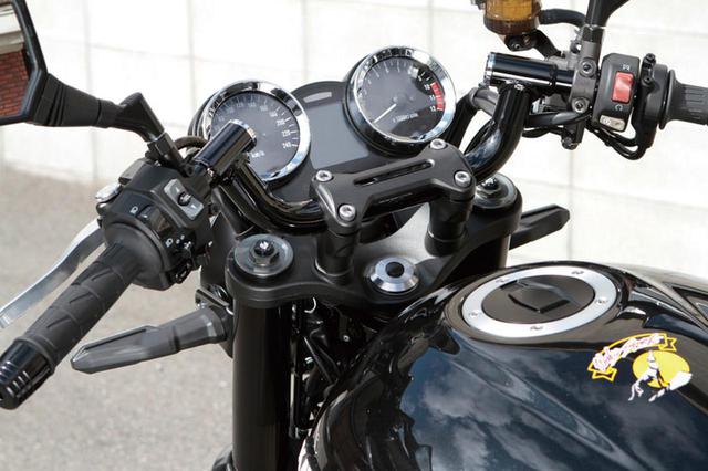 画像: この車両ではコンドルハンドルを装着。ステップ周りも上記のZ900RSと同様に変更。