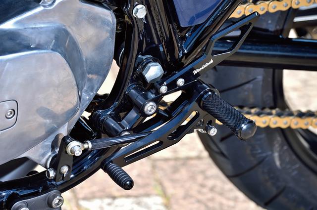 画像: ステップはウッドストック製で逆シフト仕様とされるが、これはオーナーがサーキット車両に慣れているために作動を共通化したものという。