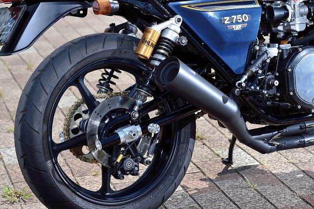 画像: ホイールはPMCソード・ヘリテイジで純正サイズ19/18から前後18インチに。リヤブレーキはブレンボ2Pキャリパー+スピードショップイトウ製サポート&φ240mmディスクキット。ブレーキディスクを小径化することでリヤの効き過ぎを抑える選択で、当時と今での状況変化に対応する部分でもある。
