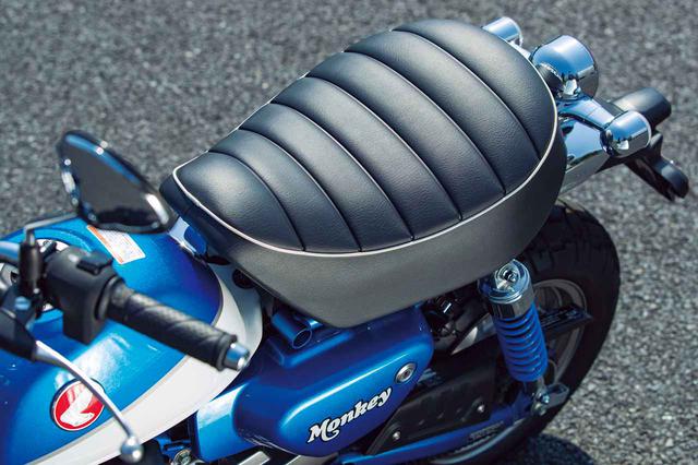 画像: スケール比率、厚みや形状にもこだわったタックロールシート。白のパイピングや後端のHONDAロゴが、高い質感を感じさせる。サイドカバーには懐かしい「MONKEY」のロゴを踏襲している。