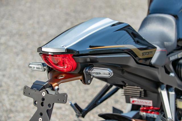 画像: シングルシートカバーにも特別グラフィックを採用。フェンダーレスキットはリゾマ製。