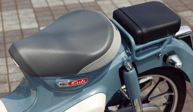 画像: スーパーカブ110よりクッションを厚くしているシート。車体色がブルーの場合はレッドのシートとなる。 ※タンデムシートは純正オプションパーツ