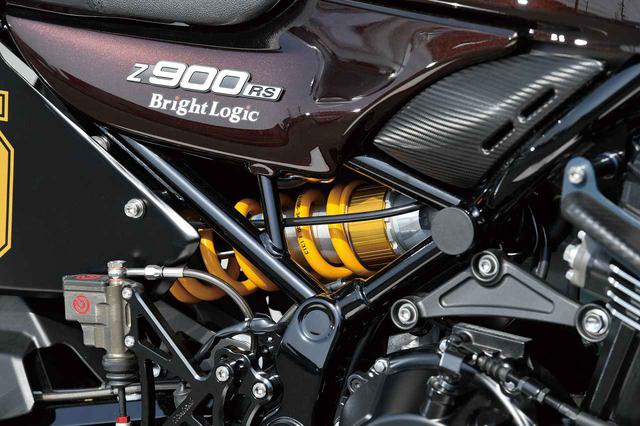 画像: 前後サスはオーリンズでフロントフォークはGSX-R600用。サイドカバー前半にはカーボンを張って質感を向上。ネック部にも施したかった、と。