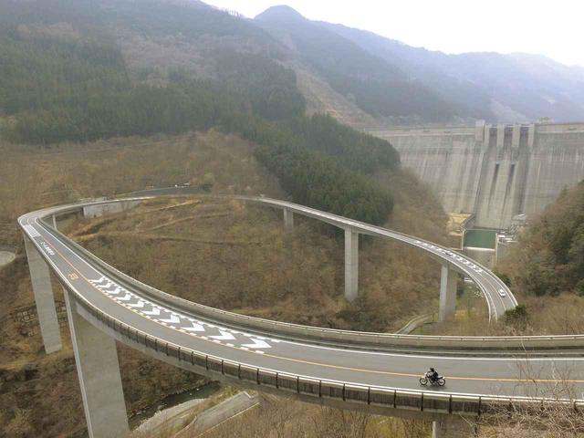 画像: 秩父往還ループ橋 自然の地形に合わせて造ったからこそ、こんな形になるんでしょうね。ダムを右に左に見ながら、景色との距離を楽しんで疾走れました。
