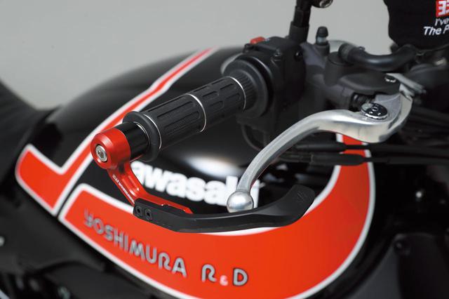 画像: 車体側パーツにも触れておこう。Z900RSブレーキレバーガード(1万2000円)はバーエンドから伸びるパーツをアルミから削り出し、先端のヨシムラエンボスロゴ入り樹脂アームの取り付け位置を2ポジション設定できる。