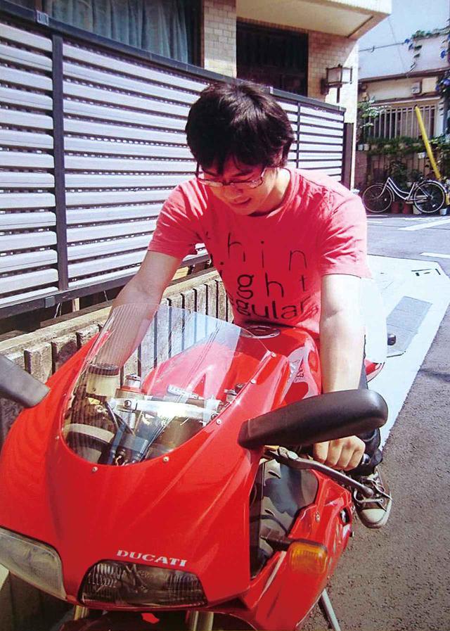 画像: 8年前はDUCATI916に乗っていました。こんな前傾でよく長距離を疾走り回ってたな〜と、今になって思います。だけど当時は、そんなこと全然考えた事がなかったですね。お金が貯まってから買うんじゃなくて、借金してでも今乗るんだ! と、根拠のない持論を展開していた若かりし日々(笑)。