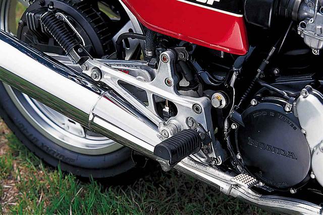 画像: この時代のCBシリーズ頂点モデルであるCB1100Rと同デザインの肉抜き式アルミ鋳造ステップホルダー。