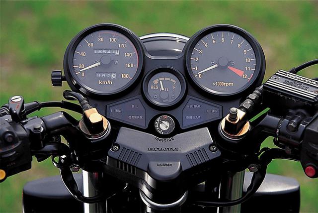画像: CB750Fと同様のデザインのメーターパネル。セパハンやブレーキ&チェンジペダルはジュラ鍛造パーツだ。