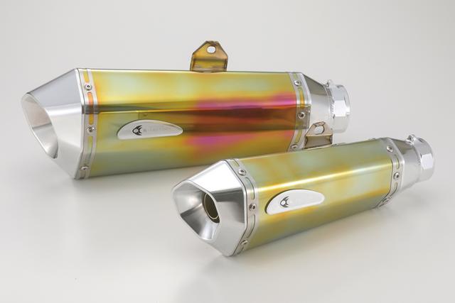 画像: 汎用サイレンサー2種。全長の短い手前側がミニ用だ。上のKATANA用を含め、アルミ削り出しパーツを前後に配すことで、サイレンサー強度の向上も果たしたという。