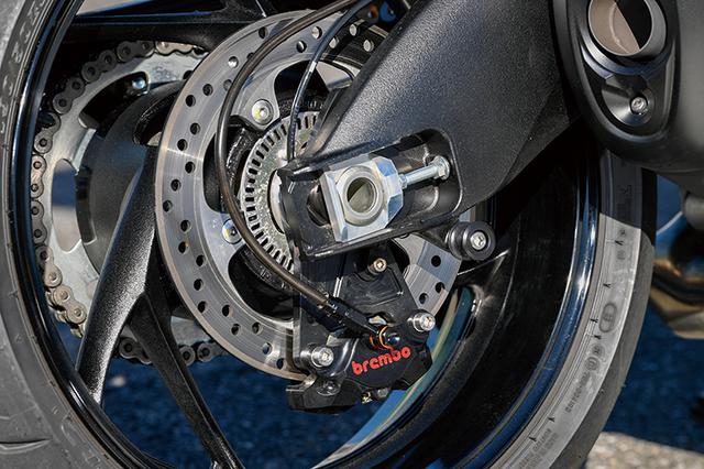 画像: フロントに合わせてリヤもブレンボ化する「brembo φ34カニ系専用リヤキャリパーサポート」は1万6000円+税。同品専用の「リヤ・ブレーキホースキット」は3万4200円+税。