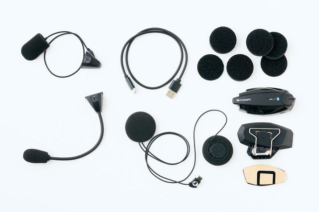 画像: SYGN HOUSE B+COM ONE 税込価格:2万9700円 左上がフルフェイスのチンバー内側に貼り付けるワイヤーマイク。その下のアームマイクはオープンフェイスやシステムヘルメット用。