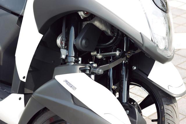 画像: 前2輪のLMW(リーニング・マルチ・ホイール)機構。パラレログラムリンクを採用し、高い安定性を生み出している。