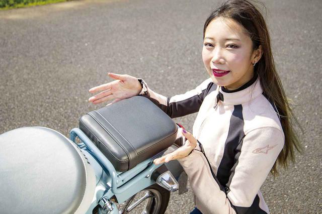 画像: クロスカブ110に続き、タンデムステップは標準装備。でも、タンデム用のシートはオプション設定。今回タンデムもしましたが、すごく乗り心地のいいスクエア形状のリアシートでした。