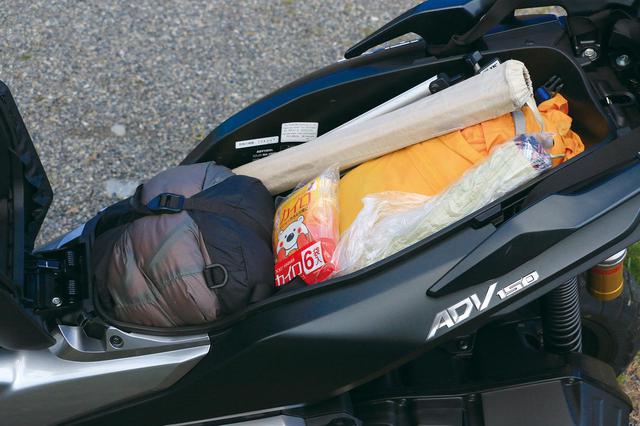 画像: シート下ラゲッジボックスの容量は27L。テントのポールなど長物を入れやすくて便利。形状にもよるがフルフェイスヘルメットも収納可能。