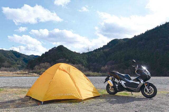 画像: 収納力+積載性の高さでキャンプツーリングを軽々と実現。ADV150のスタイリングは自然の風景とよく馴染む。