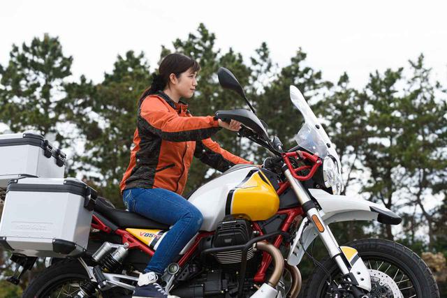 画像3: 梅本まどか × モト・グッツィ「V85 TT」足つき性もチェック!【オートバイ女子部のフォトアルバム】
