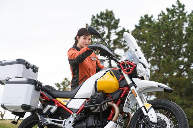 画像2: 梅本まどか × モト・グッツィ「V85 TT」足つき性もチェック!【オートバイ女子部のフォトアルバム】