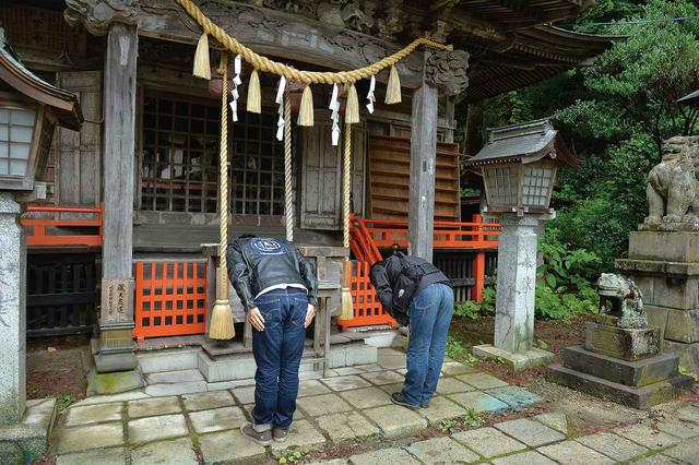 画像: 冬季は山頂へ行けなくなるため、こちらの里宮に御神体が移られます。温泉街にあり、夏季も参拝者が絶えません。晴れた日には、神社の向こうに蔵王連峰を臨みながら参拝する事が出来ます。