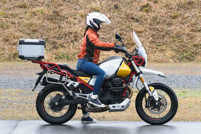 画像: モト・グッツィ「V85 TT」のライディングポジション・足つき性