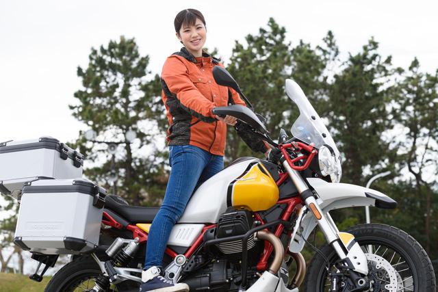 画像1: 梅本まどか × モト・グッツィ「V85 TT」足つき性もチェック!【オートバイ女子部のフォトアルバム】