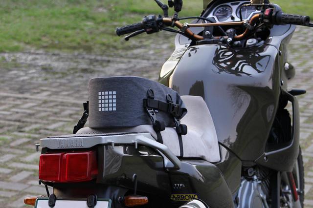 画像3: バイクのシートからはみ出しにくいコンパクト設計の防水バッグ