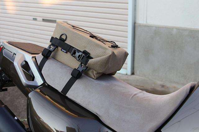画像2: バイクのシートからはみ出しにくいコンパクト設計の防水バッグ