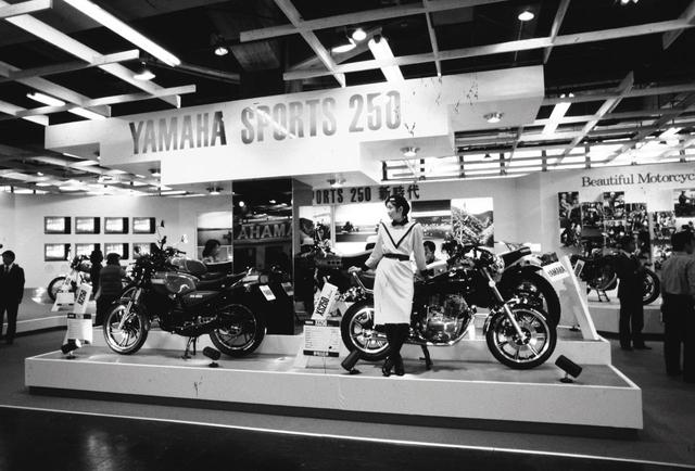 画像: RZ250は東京モーターショーで大反響を呼ぶ 1979年の東京モーターショーで発表されたRZ。その反響たるやすさまじく、まだ発売時期もわからないうちに予約が殺到。80年8月に発売開始され、納車が半年待ちという異常ともいえる人気だった。